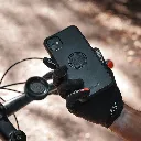 FIDLOCK-VACUUM-handlebar-base-outdoor-handy-im-vordergrund_800x800.webp